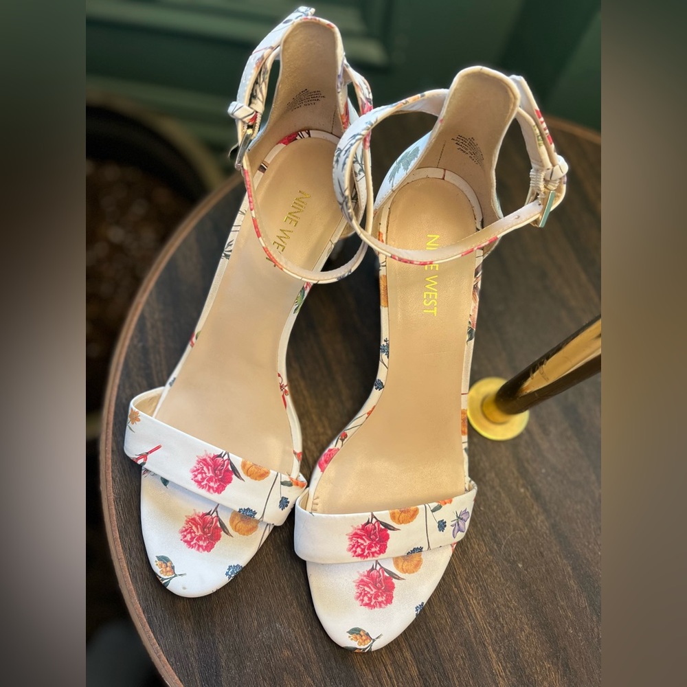 Women’s 8 1/2 floral chunky heel sandal Nine West Brand. Slight wear.
